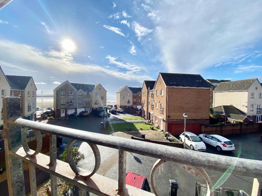 Sea Escape The Tardiis Beachfront Location Aberavon Beach Sea Views Driveway Parking Port Talbot Exterior foto