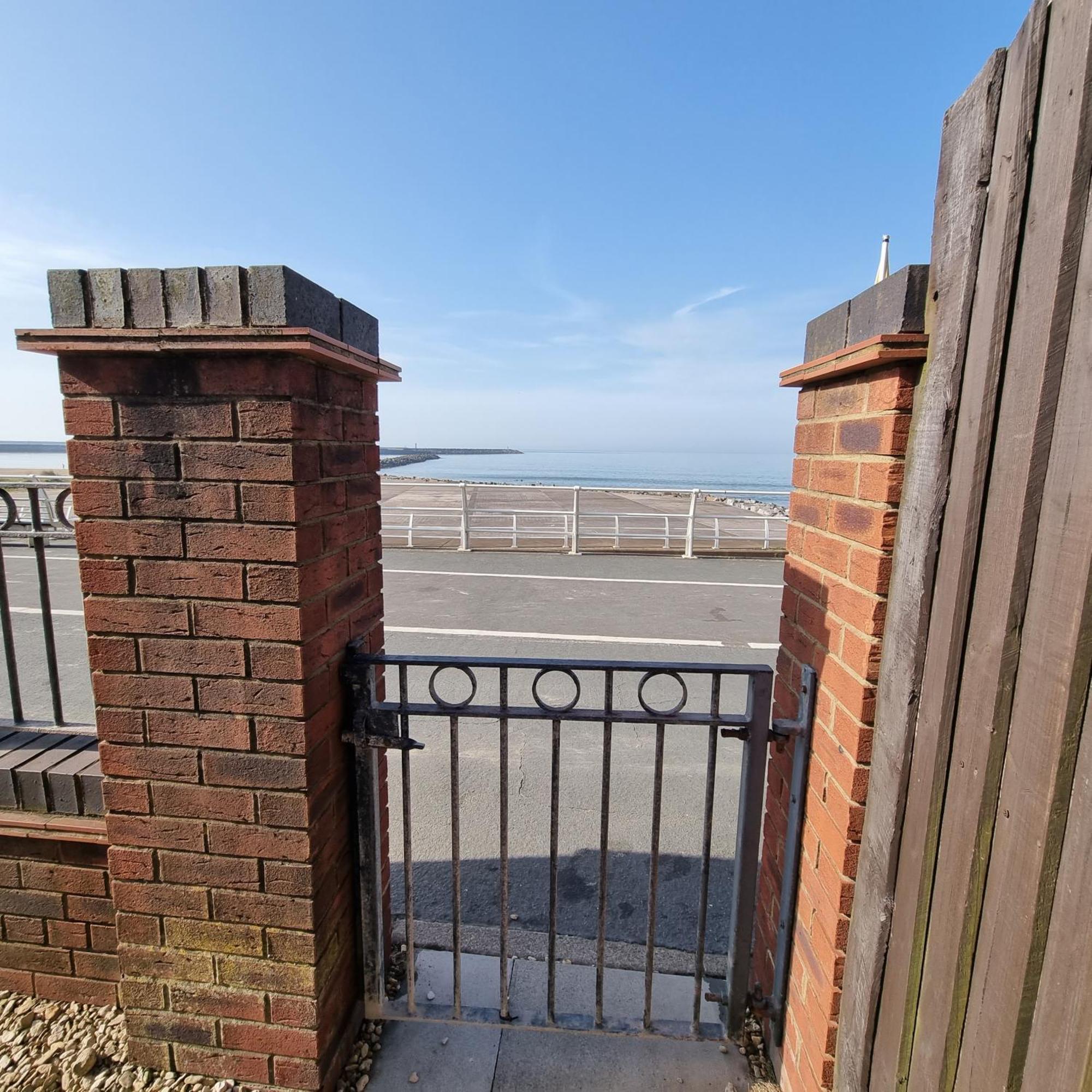 Sea Escape The Tardiis Beachfront Location Aberavon Beach Sea Views Driveway Parking Port Talbot Exterior foto