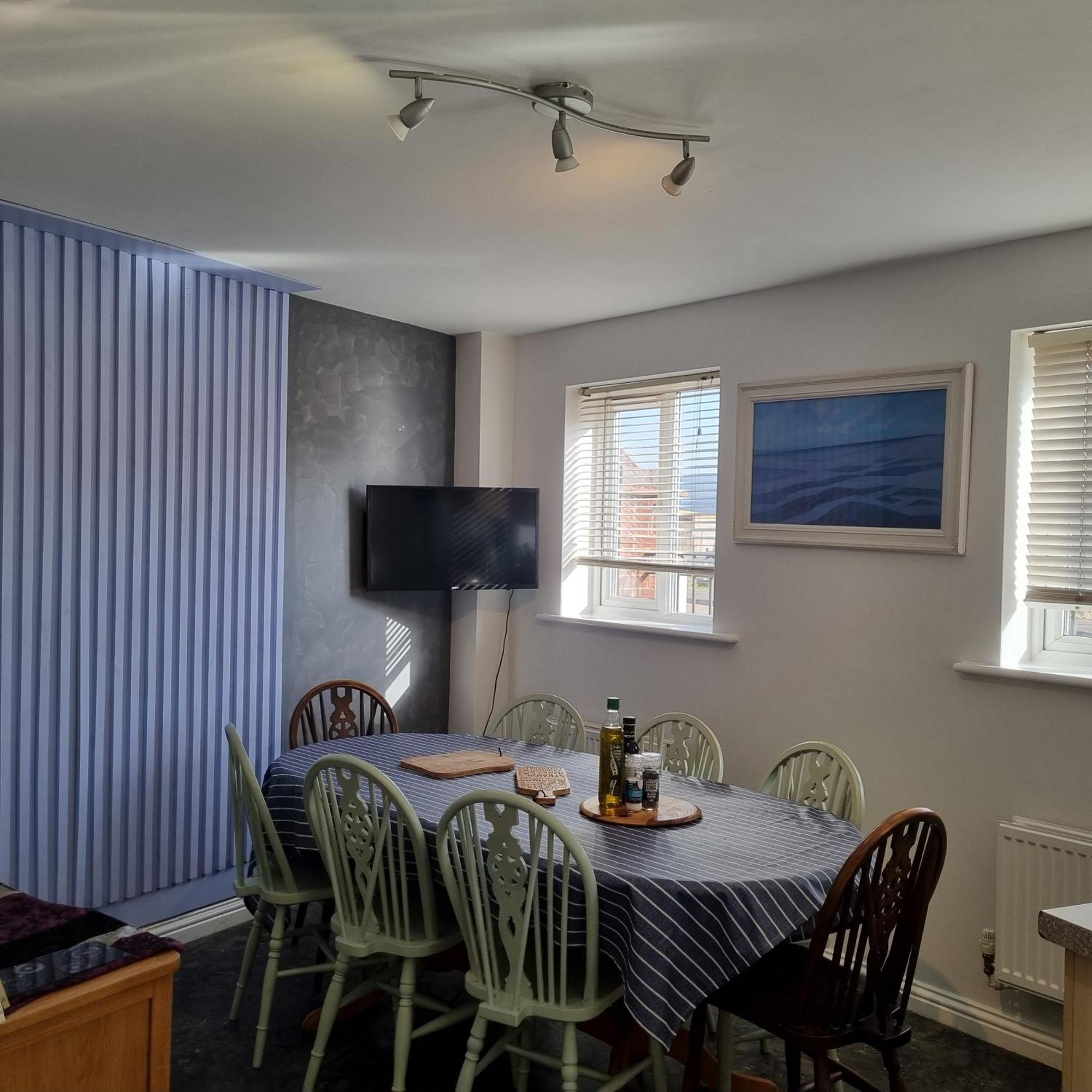 Sea Escape The Tardiis Beachfront Location Aberavon Beach Sea Views Driveway Parking Port Talbot Exterior foto